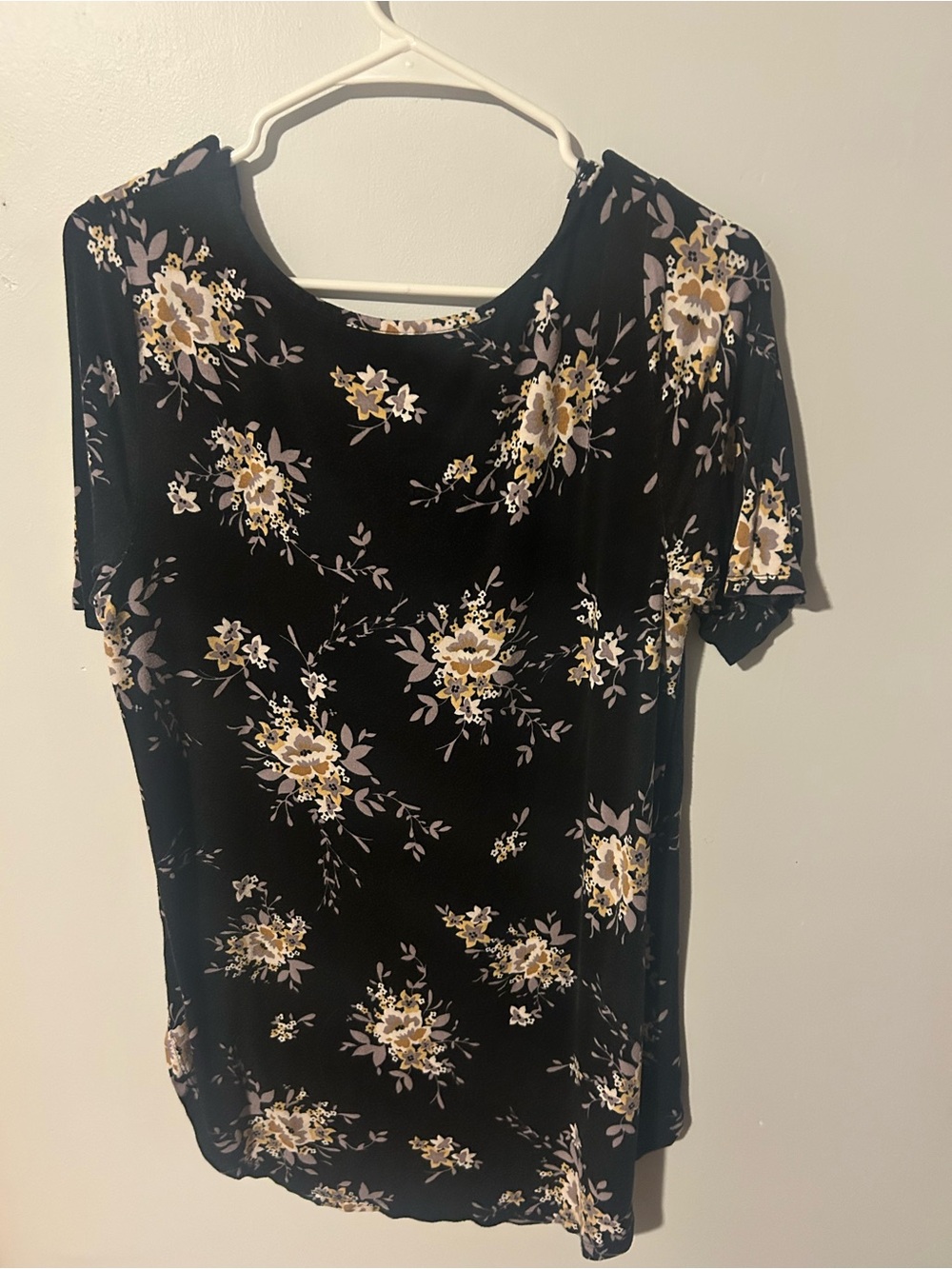 Maurices Black Short Sleeve V-Neck Top with Floral Print size Large - Picture 2 of 2